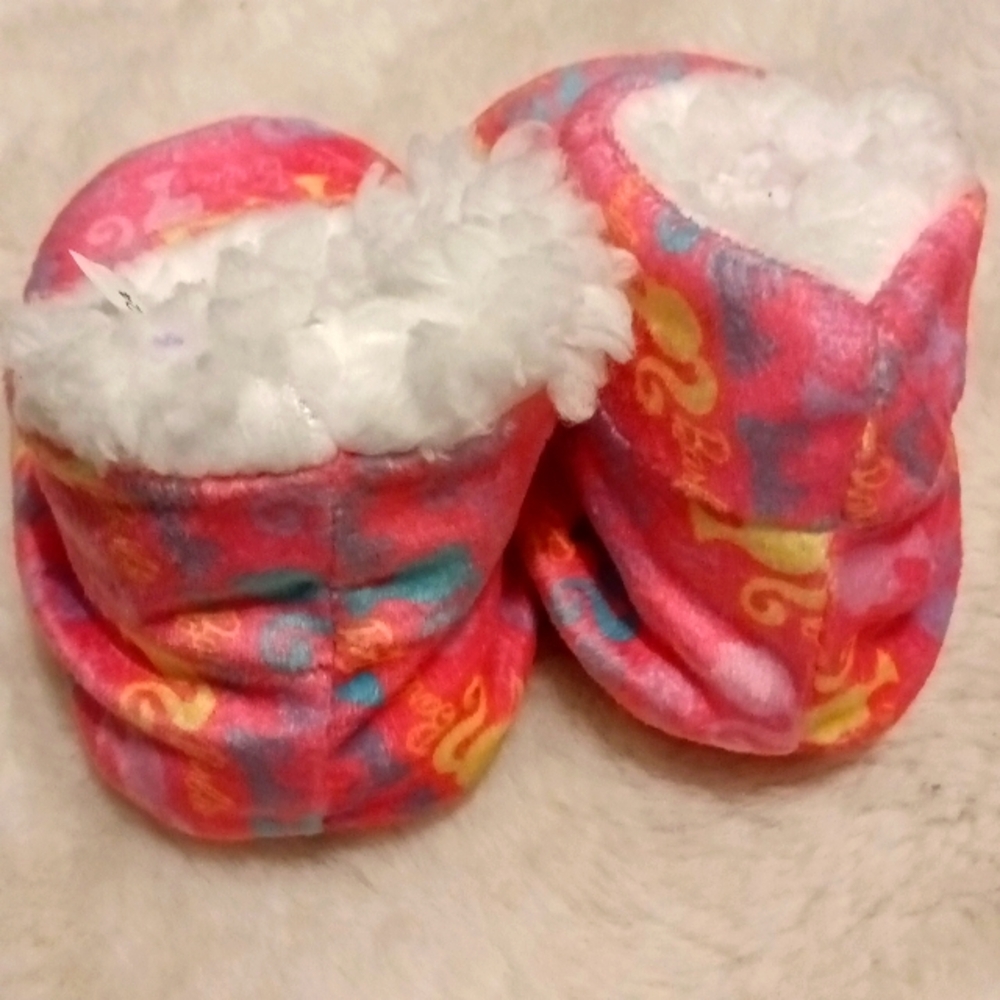 Kids' slippers bundle - Picture 5 of 10